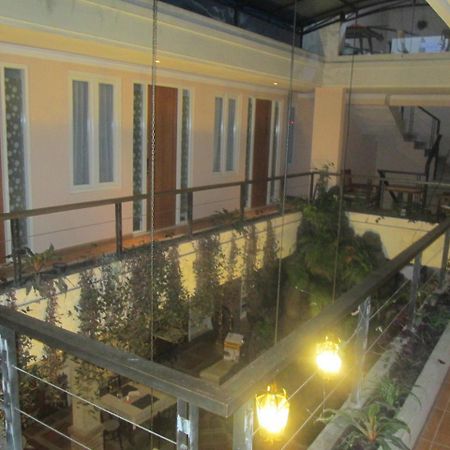 Front One Boutique Baluran Malang Hotell Exteriör bild