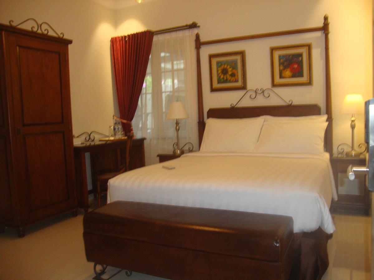 Front One Boutique Baluran Malang Hotell Exteriör bild