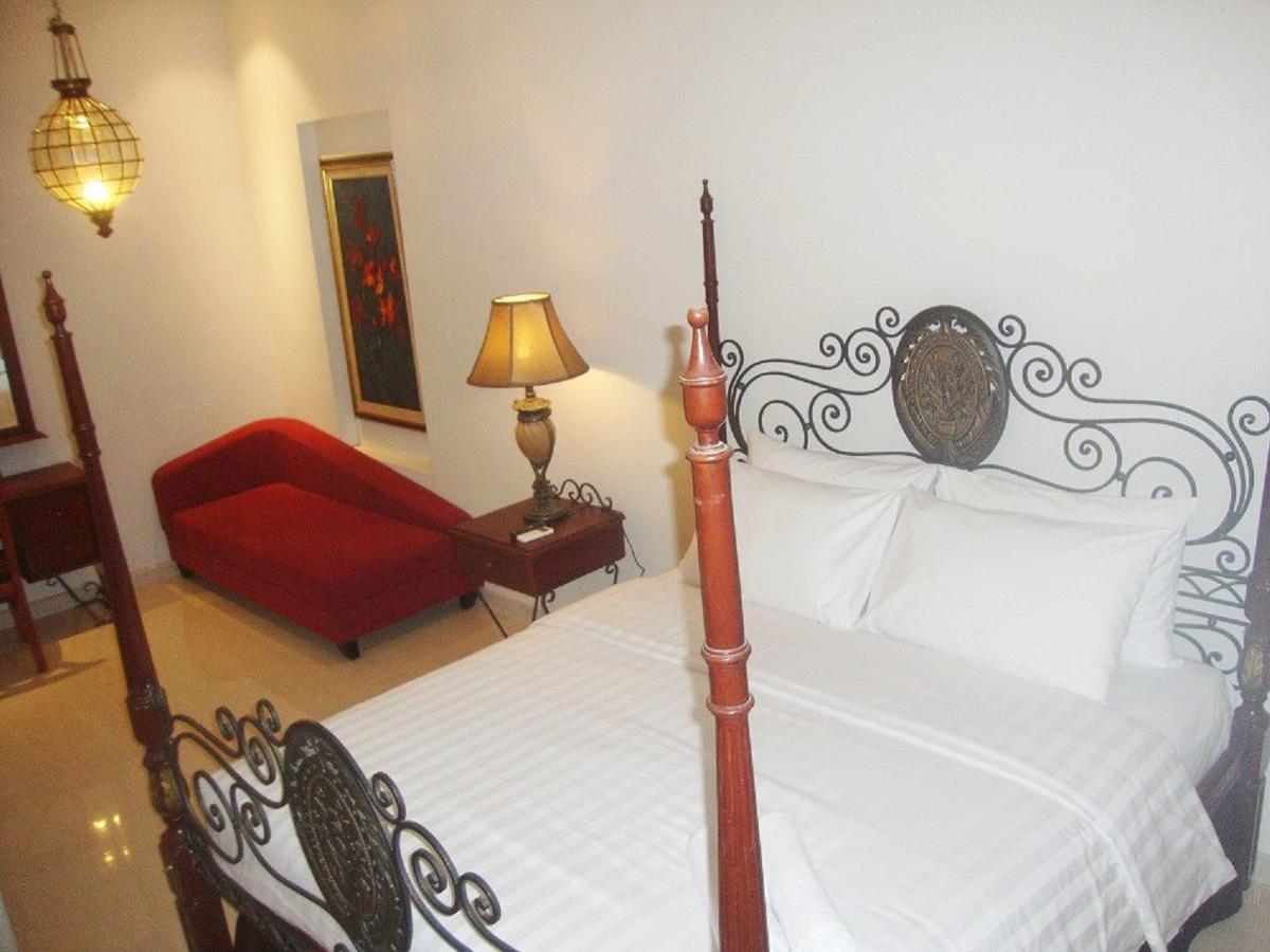 Front One Boutique Baluran Malang Hotell Exteriör bild
