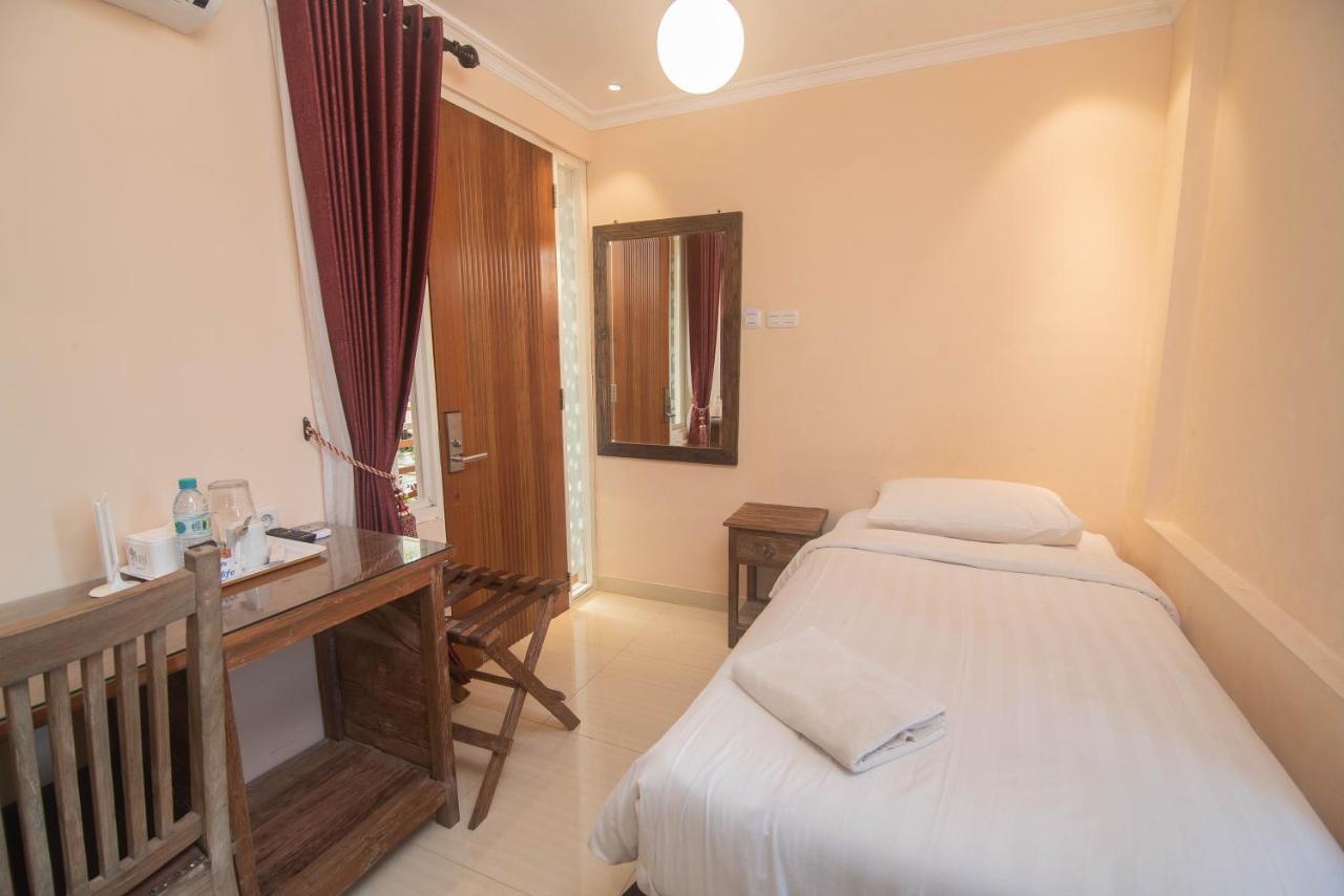 Front One Boutique Baluran Malang Hotell Exteriör bild