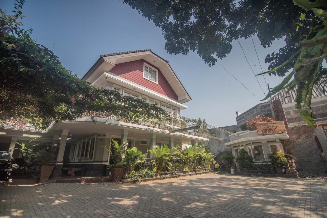 Front One Boutique Baluran Malang Hotell Exteriör bild