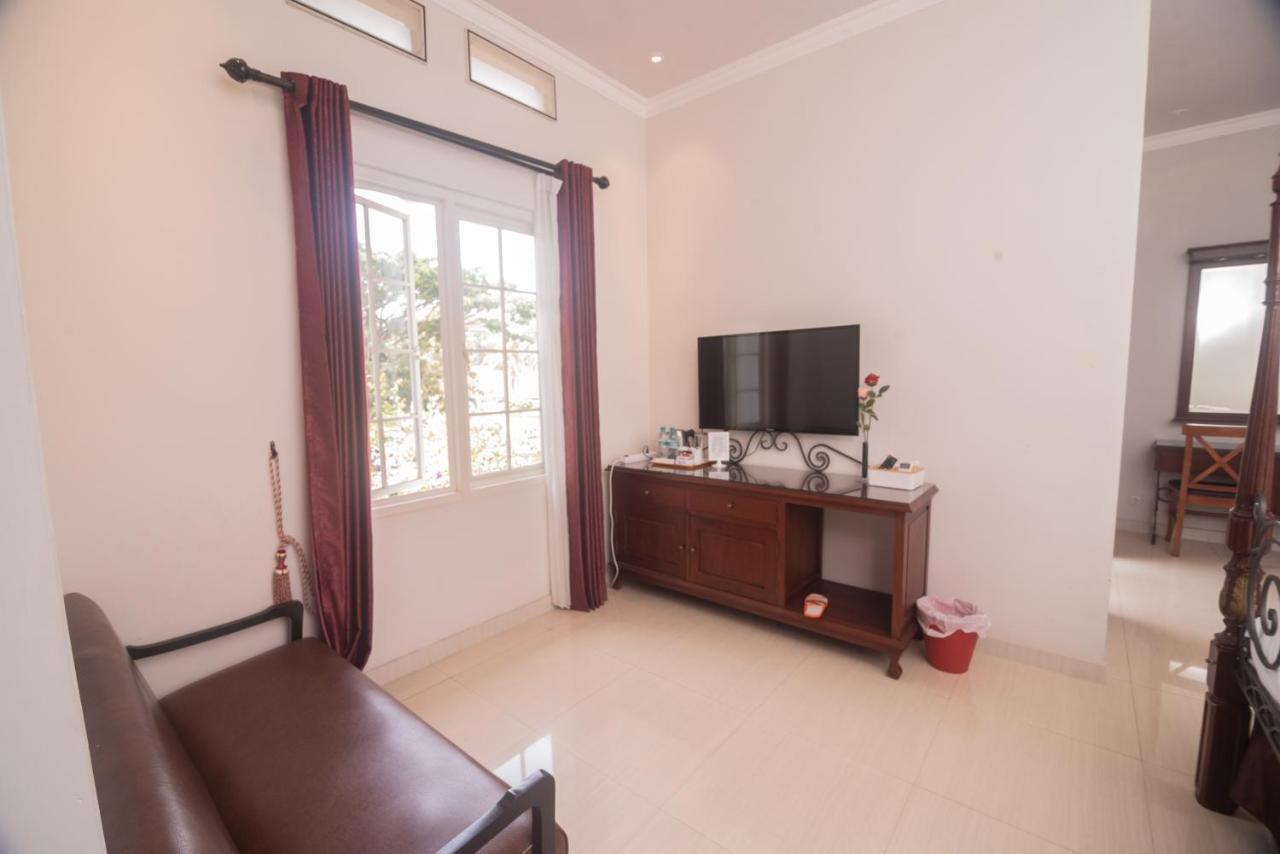 Front One Boutique Baluran Malang Hotell Exteriör bild