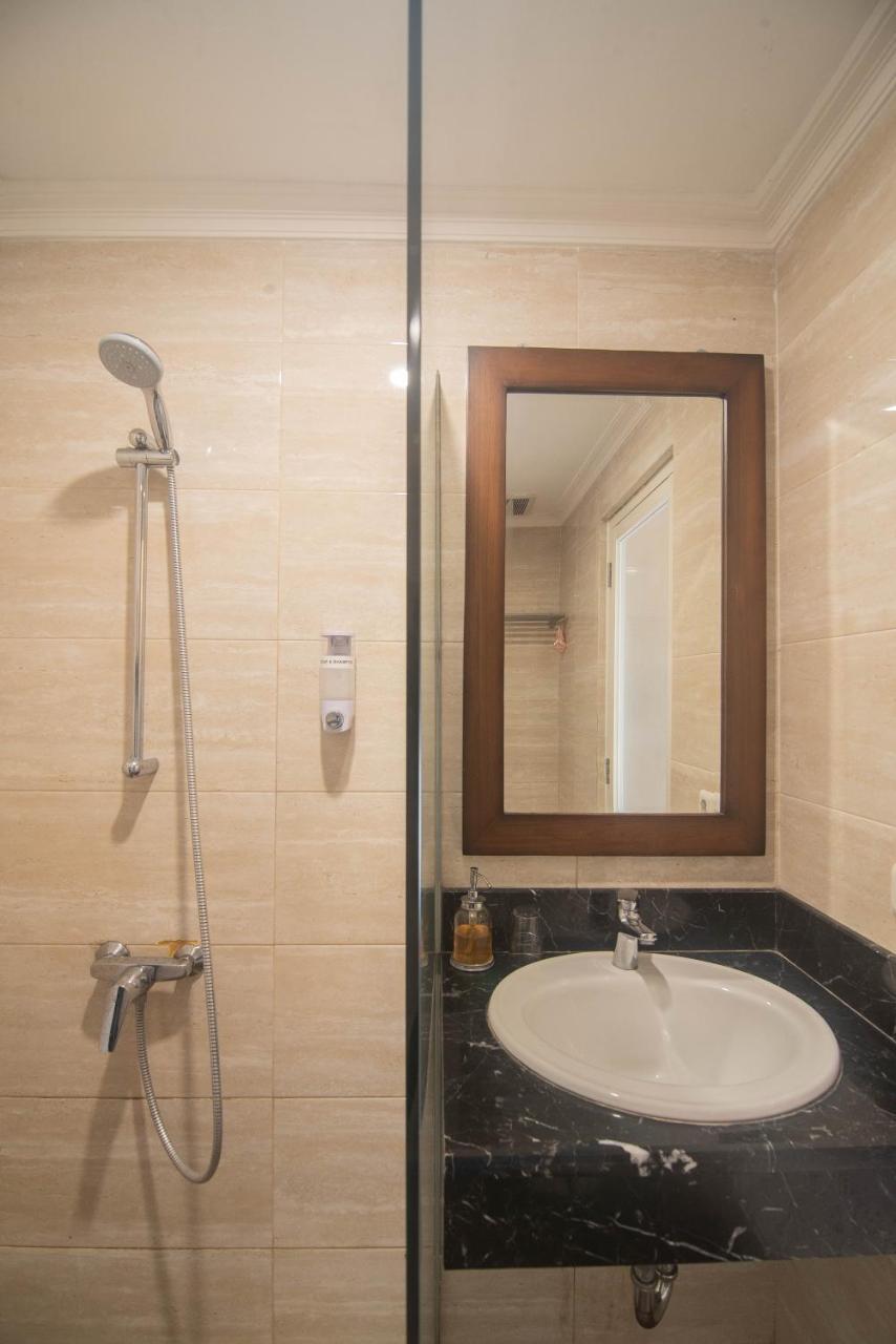 Front One Boutique Baluran Malang Hotell Exteriör bild