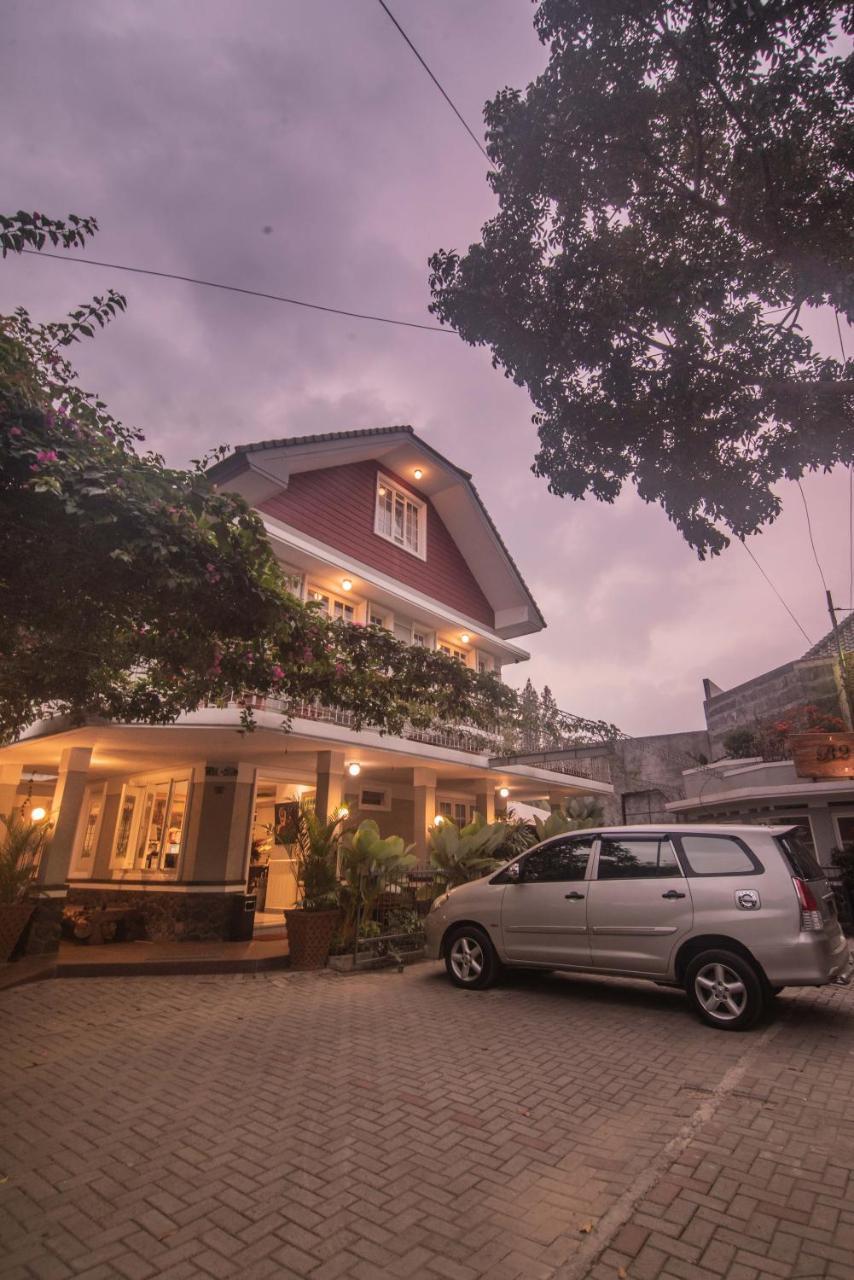 Front One Boutique Baluran Malang Hotell Exteriör bild